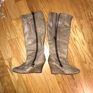 Steve Madden cement distressed wedge boot 👢